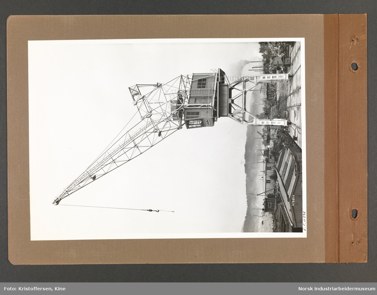 Fotoalbum med 48 sider og 51 innlimte fotografier fra Norsk Hydro på Herøya.