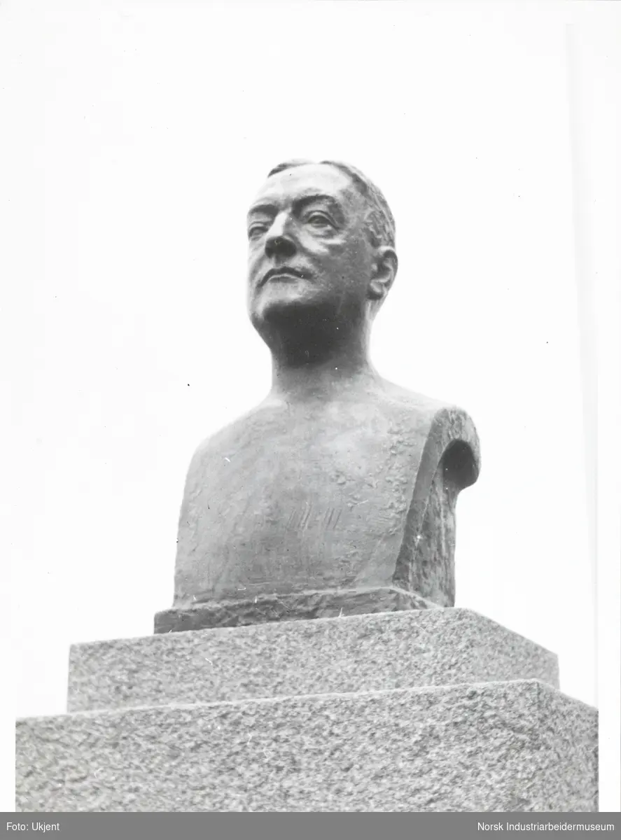 Avdukning. Statue av Norsk Hydros Generaldirektør Axel Aubert