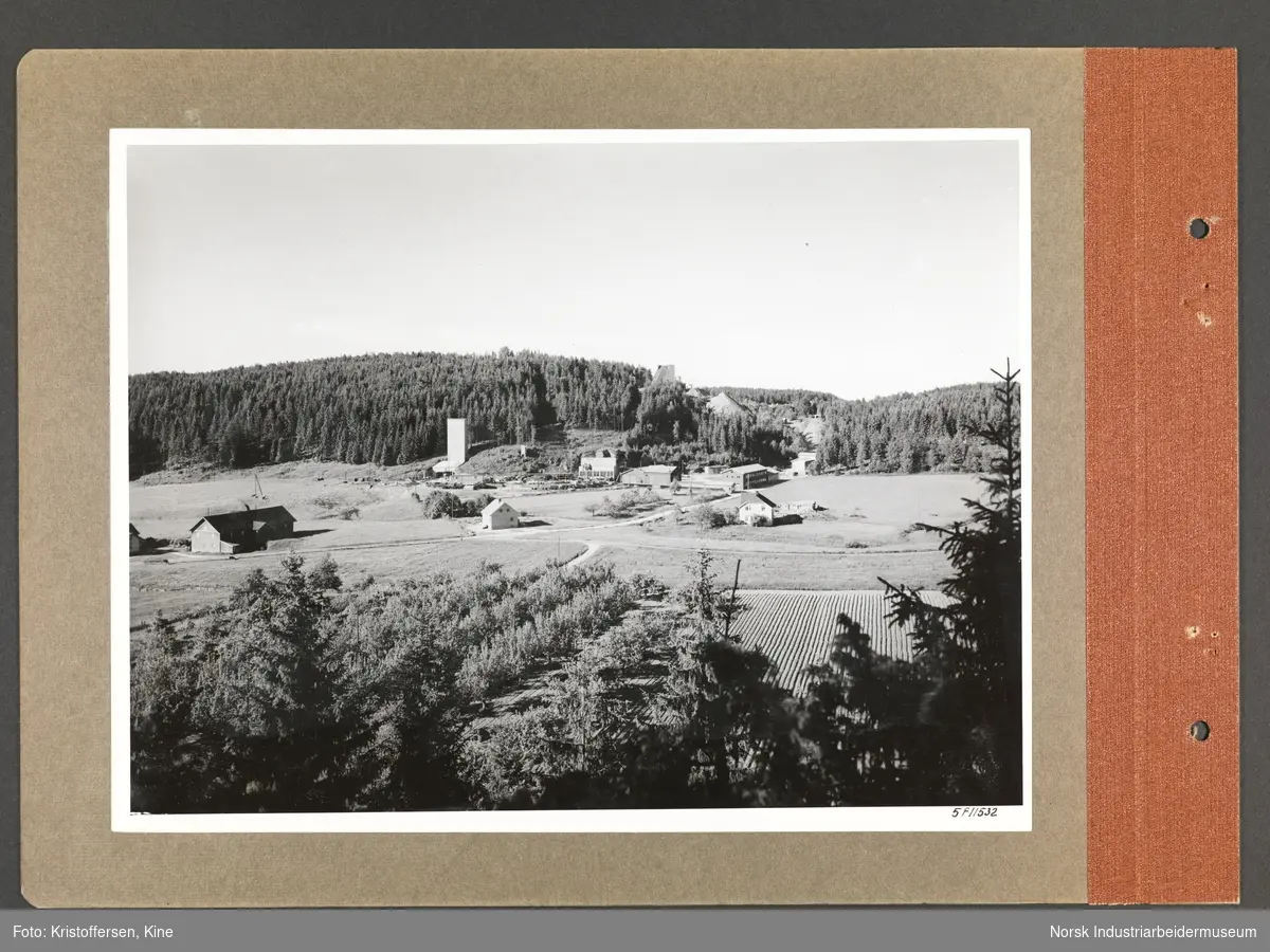 Fotoalbum med 48 sider og 48 innlimte fotografier fra Norsk Hydro på Herøya.