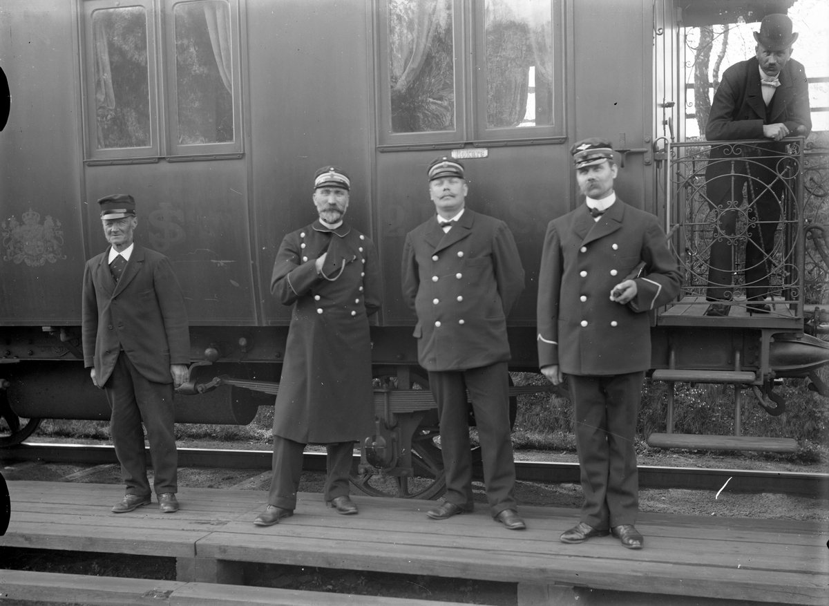 Tåg och stationspersonal i Lagmansholm., (SJ).
Vid järnvägsspåret mellan Herrljunga och Lerum