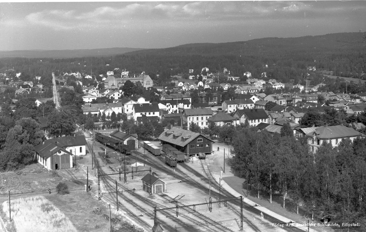 Filipstad västra, norra delen av bangården.
Elloket är ett av Nordmark - Klarälvens Järnvägar, NKlJ, nummer 31-45 levererade från AEG åren 1920-1921. Ångloket tillhör Bergslagernas Järnvägar, BJ.