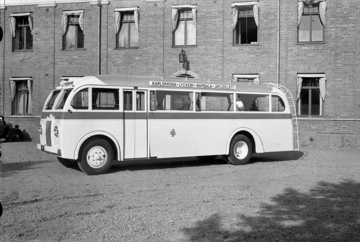 Volvo B1-buss för ÖBlJ. Linjen Karlskrona - Lyckeby - Ramdal - Jämjöslätt. Karossen tillverkad av Aktiebolaget Svenska Järnvägsverkstäderna, ASJ. Leveransfoto.