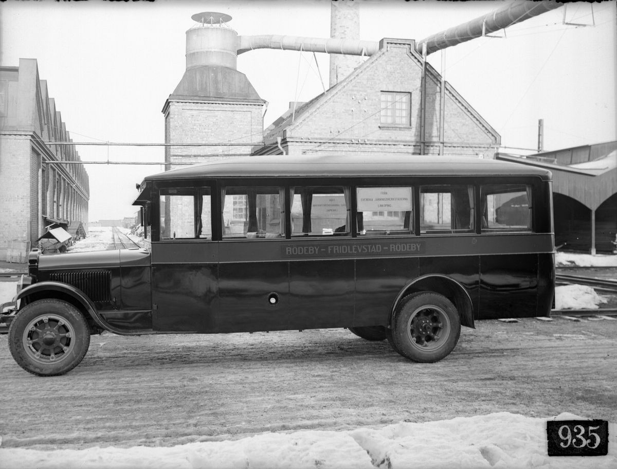 Reo-buss tillverkad för Blekinge Kustbanor. Under 1928-1937 AB Svenska Järnvägsverkstäderna  ökade sin produktportfölj med landsvägsfordon med särskilt busskarosser. Kunderna hade många gånger egna krav på inredning och andra detaljer. Bussen troligen har Linköpings träkarosser under plåten. Svenska Järnvägsverkstäderna  patenterade stålkonstruktion som började tillverkas från 1944.