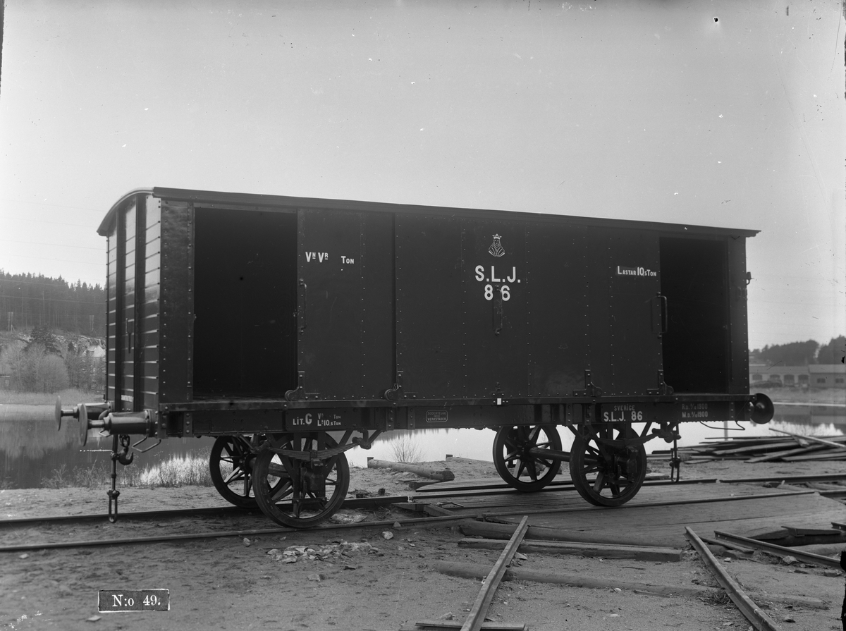 Spånga - Lövsta Järnväg, SLJ G 86. Latrinvagn för latrintransport i städer. Stockholm i samarbete med SLJ startade Lövsta sopstation år 1888. Latrininnehållet blandades med torvpulver till pudrett och användes sedan som trädgårdsgödning