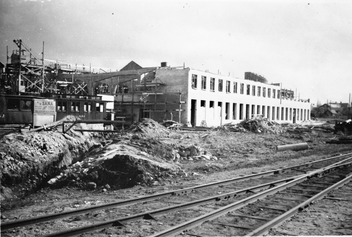 Bygget av verkstaden vid Visby station.