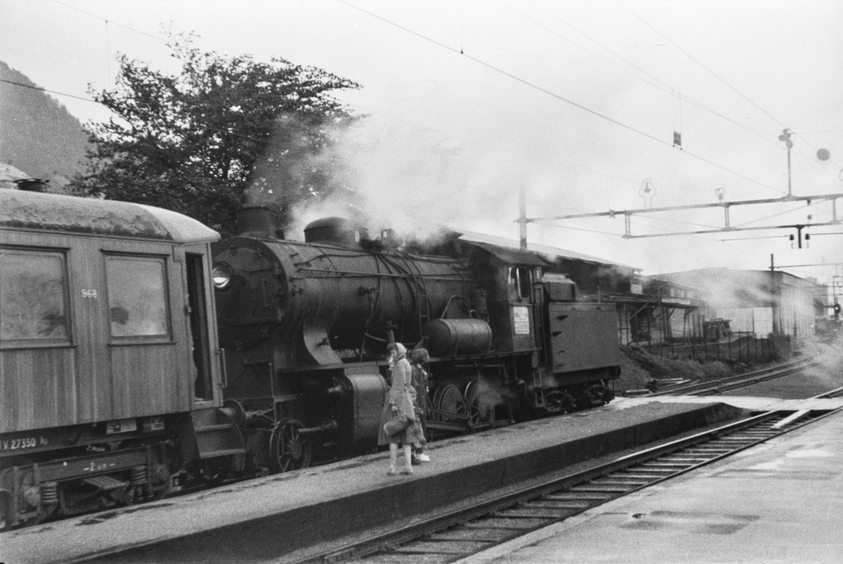 Damplokomotiv type 33a nr. 300 med persontog på Minde stasjon. Første vogn i toget er litra Bo4b type 3 nr. 968.