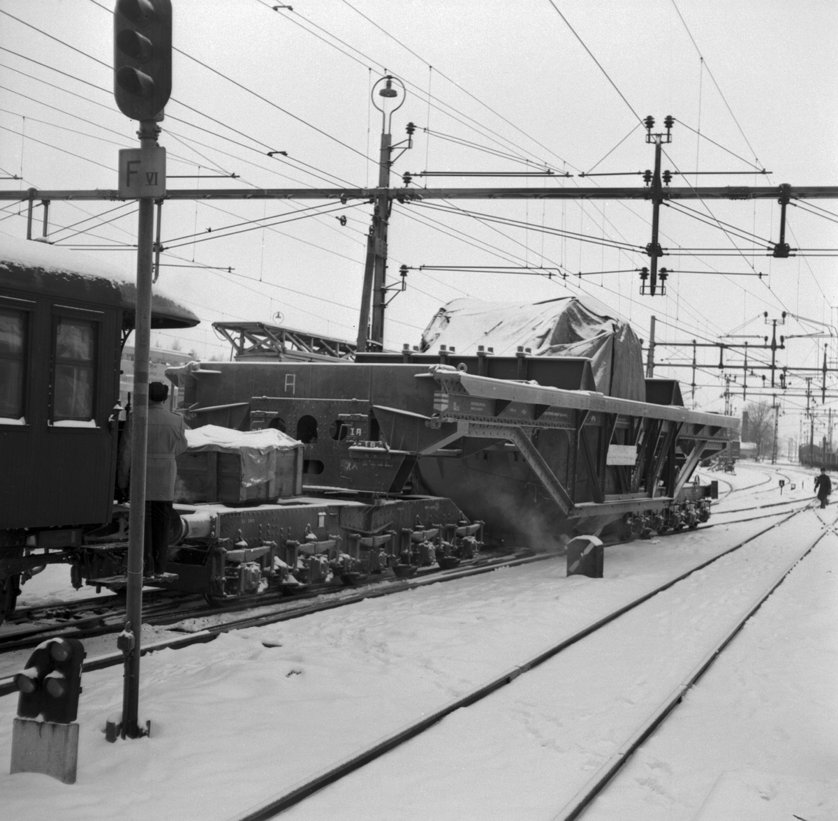 Statens Järnvägar, SJ 100019 Q23. Godsvagn med långt isärdragna balkar och 4800mm bredd. Vikt 100 ton. Transport av stator från ASEA, Västerås till Biskopskulla.