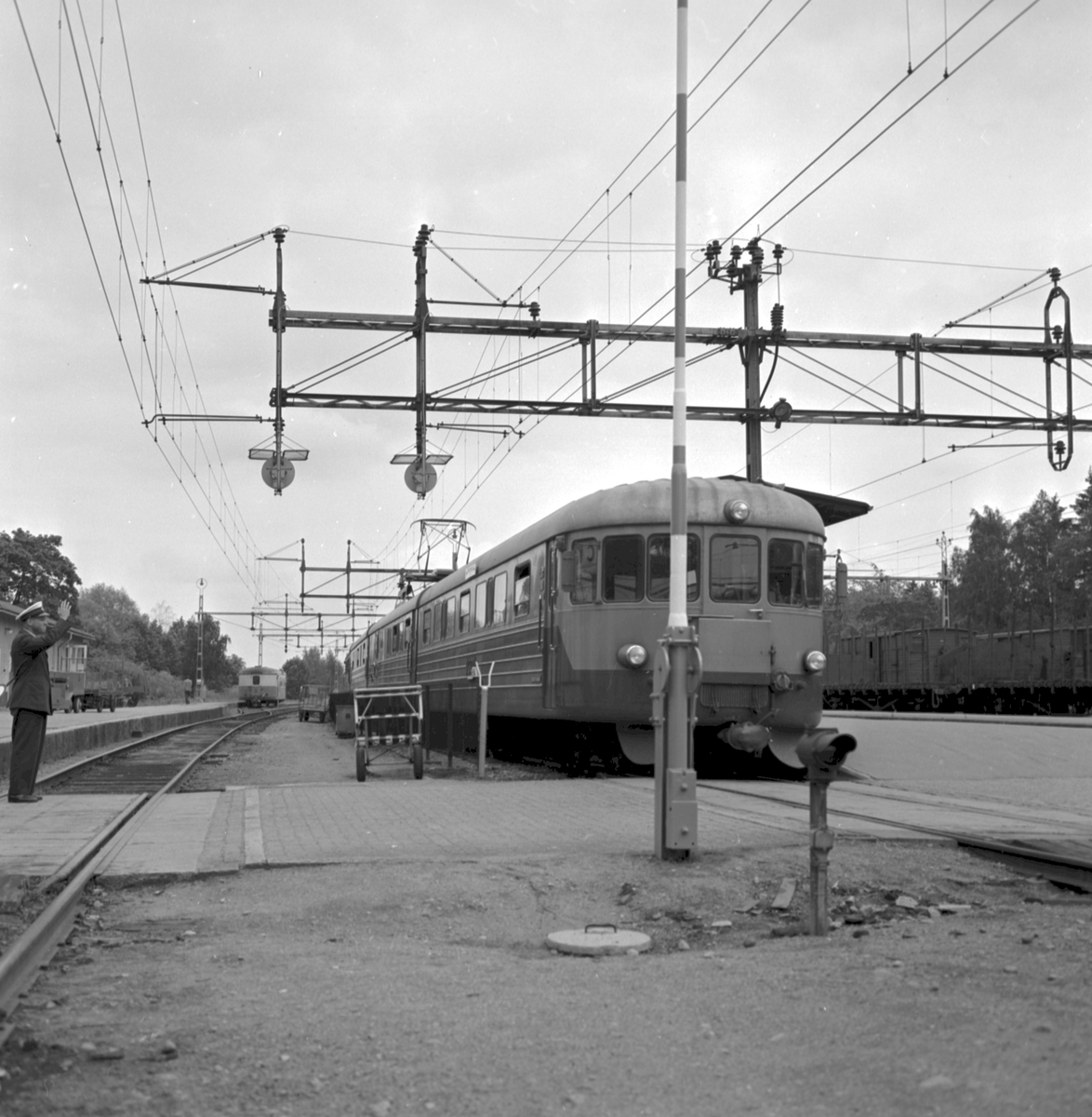 Trafikaktiebolaget Grängesberg - Oxelösunds Järnvägar, TGOJ Yoa104 tågsätt vid Kolbäck station.
