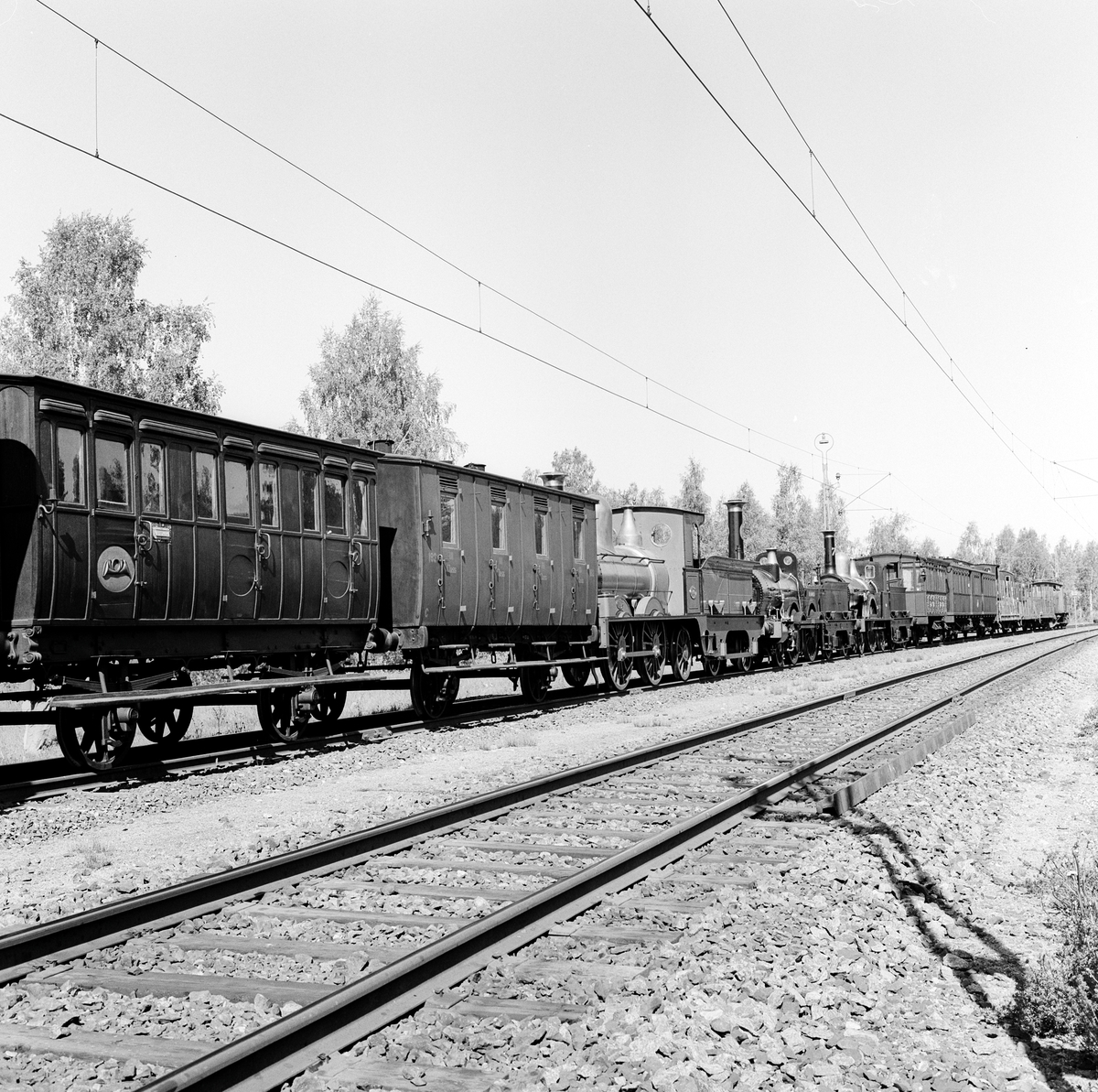 Tredjeklass personvagn, sittvagn, SJ C nr 182 av Statens Järnvägars andra typ. Vagnskorg av trä målad i rödbrun kulör med gul märkning. 
En helt öppen avdelning med soffor uppställda motstående varandra på kupévis, var och en avsedd för fem resande. Varje soffpar har en egen ingång från sidan. Bagagehyllor av trä med järnkonsoler tillkomna efter 1872.
Vagnen uppvisar en karaktär som är mycket nära original. Buffertar, koppel, draginrättning och lagerboxar av 1874 års modell. Vagnen försågs med ett tunt lackskikt på 1950-talet, och märkningen gjordes om i originalutförande. Invändigt har sofforna sannolikt målats om, varför tonen är något mörk.