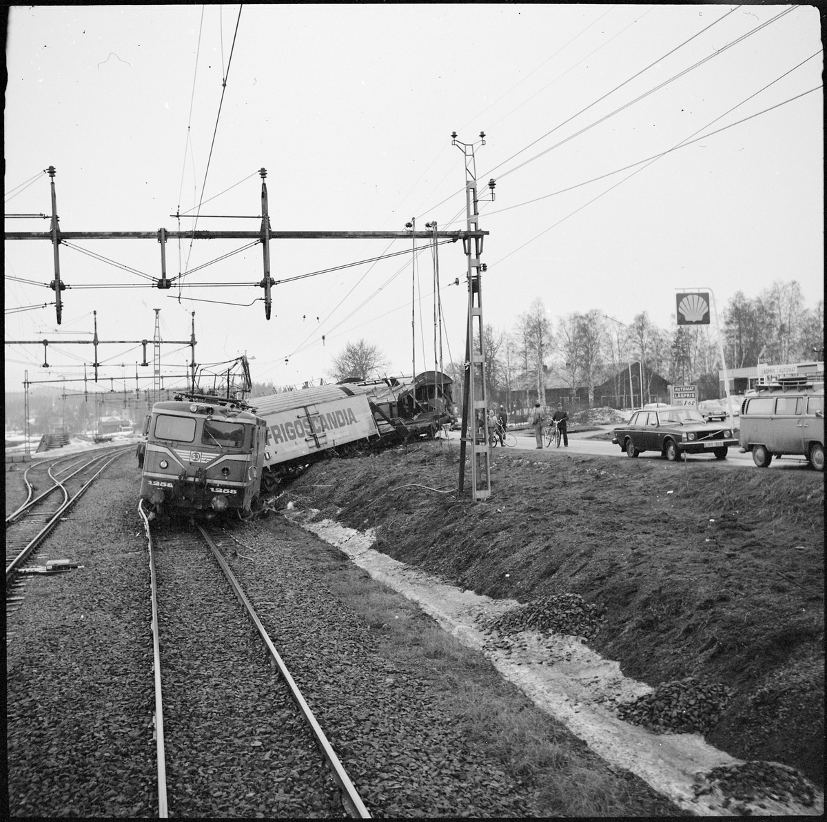 Urspårning i Bräcke 1978-04-08. Statens järnvägar, SJ Rm 1258