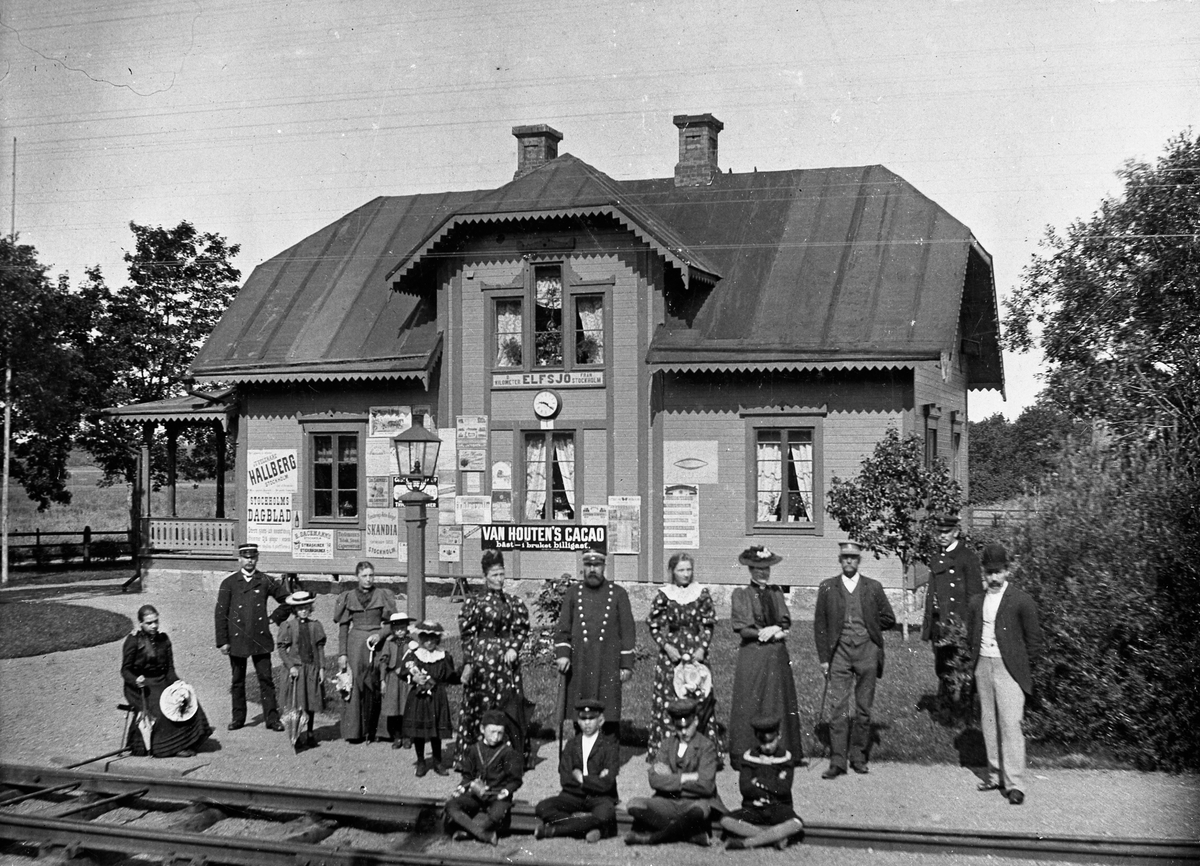 Älvsjö stationshus med personal och familjer framför.