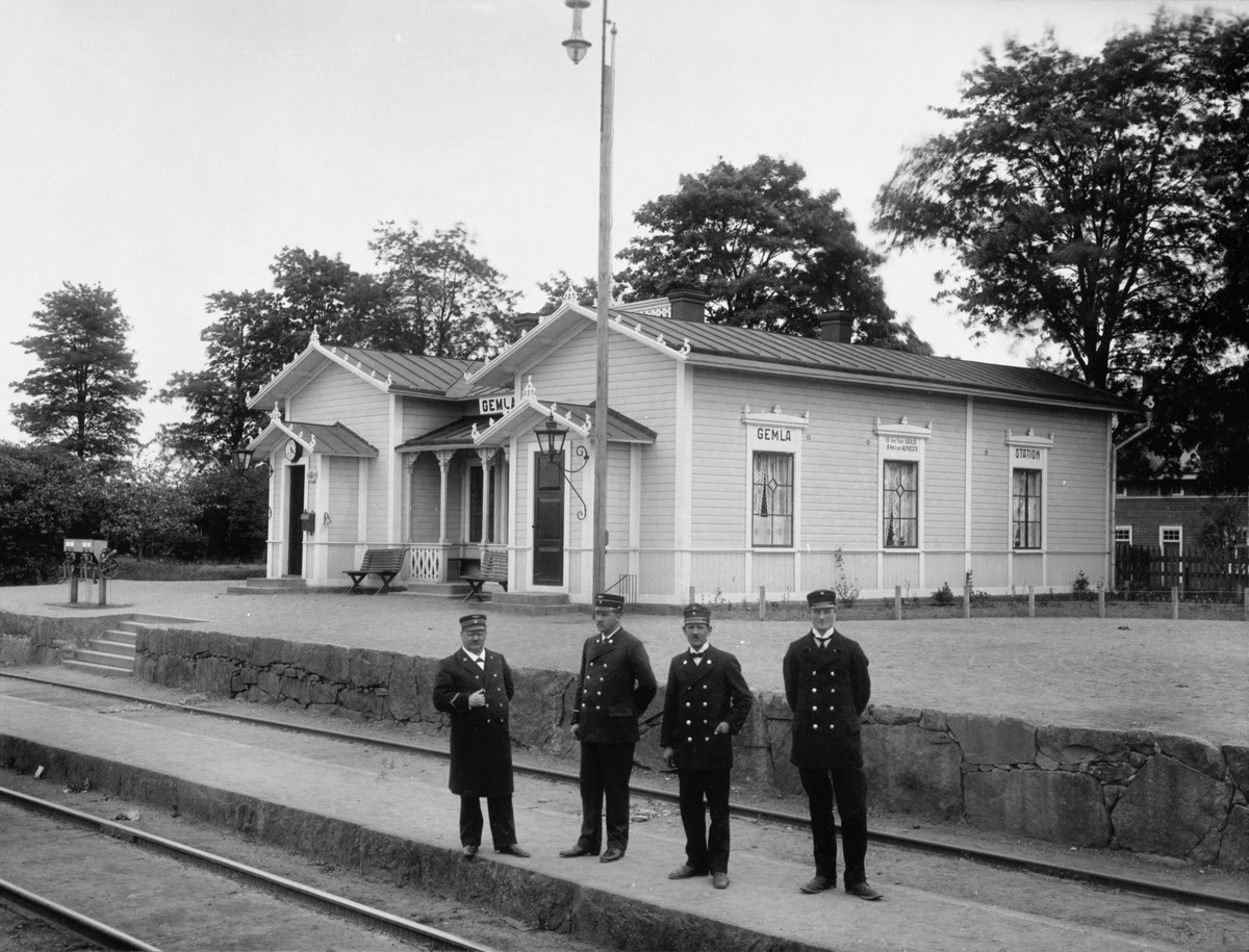 Personal vid Gemla järnvägsstation, däribland Stins E. Sundberg.