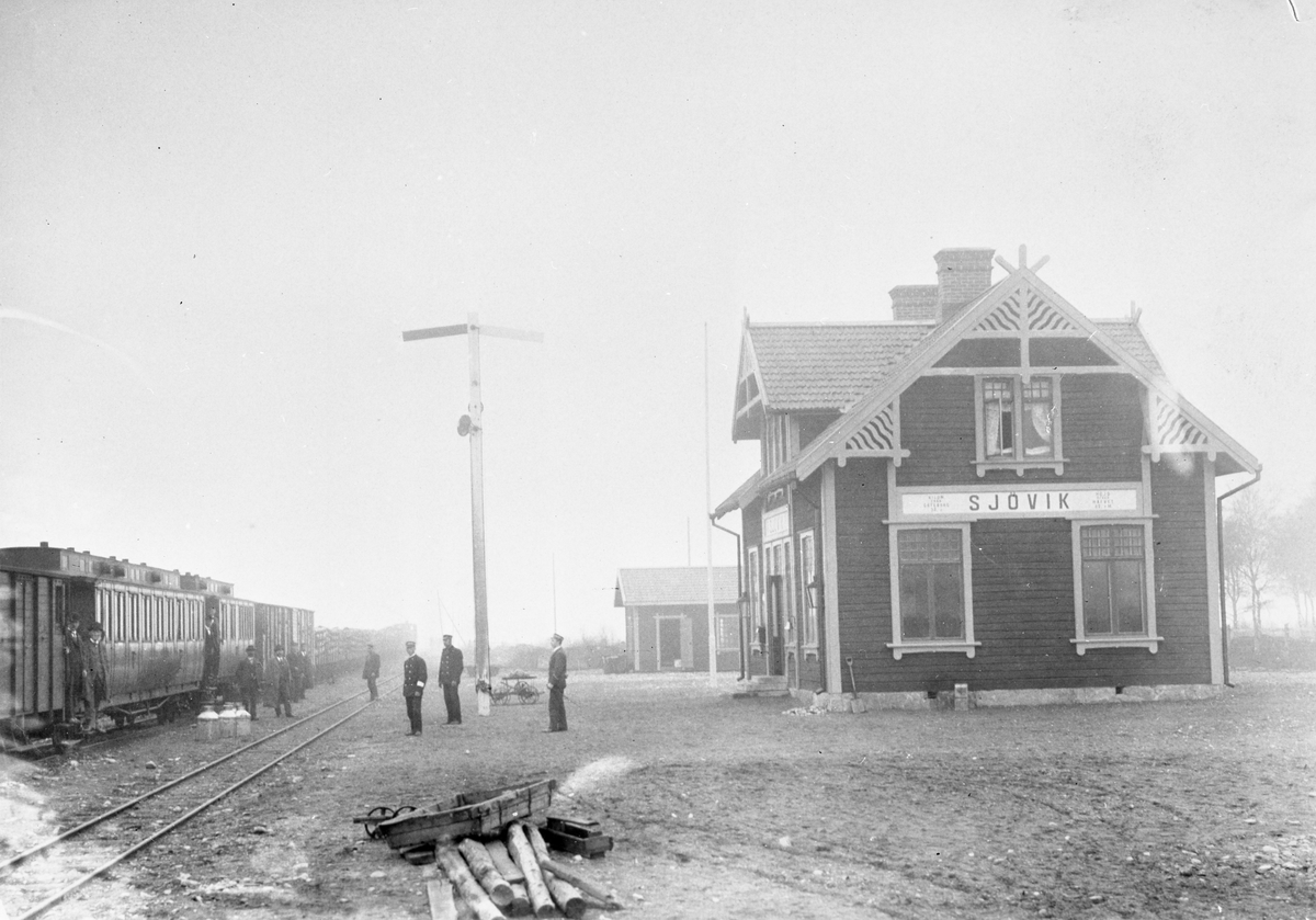 Trafikplats anlagd 1899. Stationshus i en och en halv våning i trä. Moderniserad 1939 och renoverad 1949