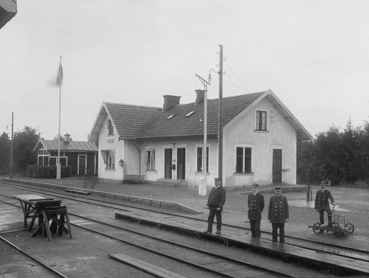 En skara järnvägstjänstemän poserar vid stationen i Ingelstad.