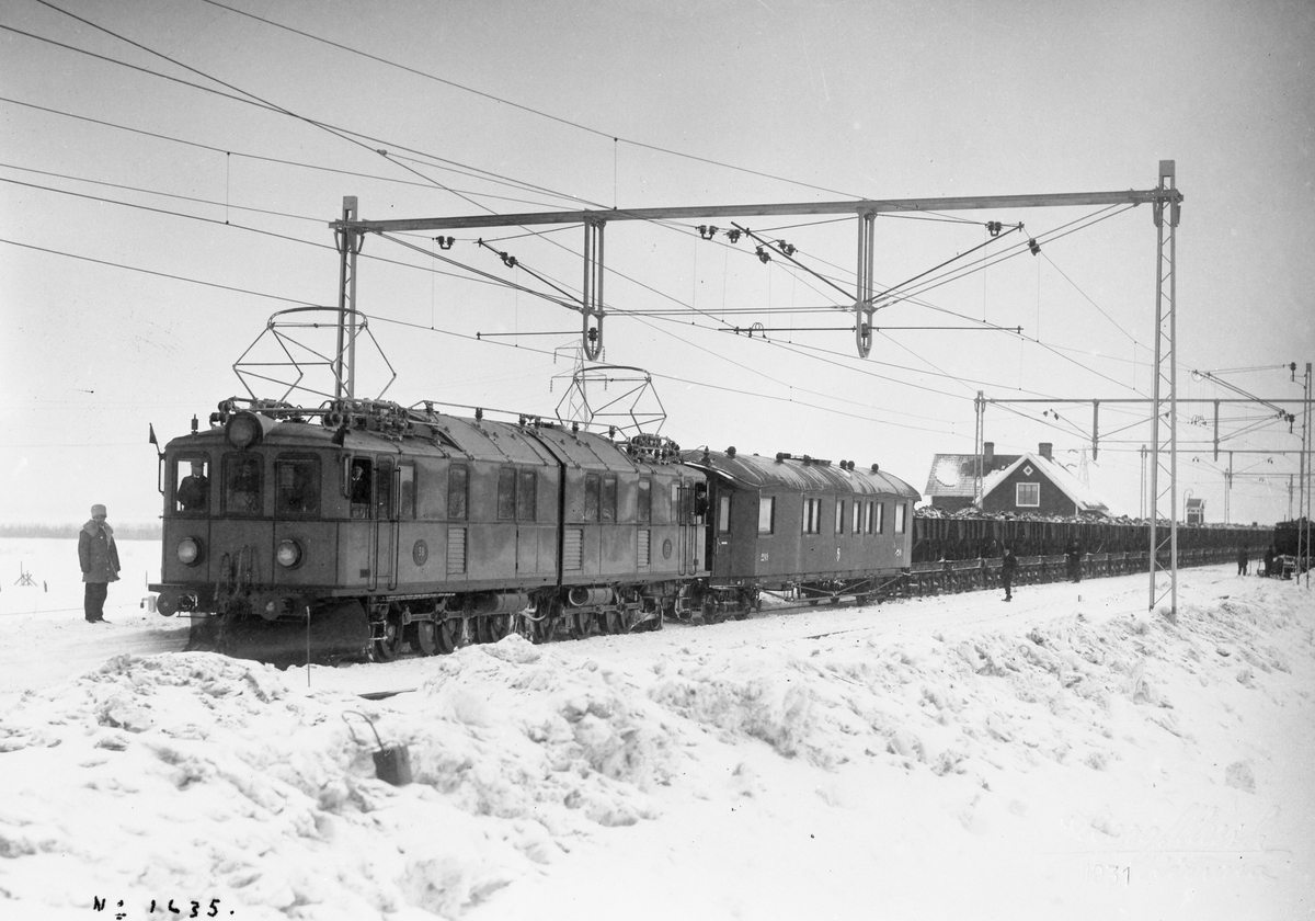 Statens Järnvägar SJ Ob 38 - 39 med tåg norr om Kiruna.