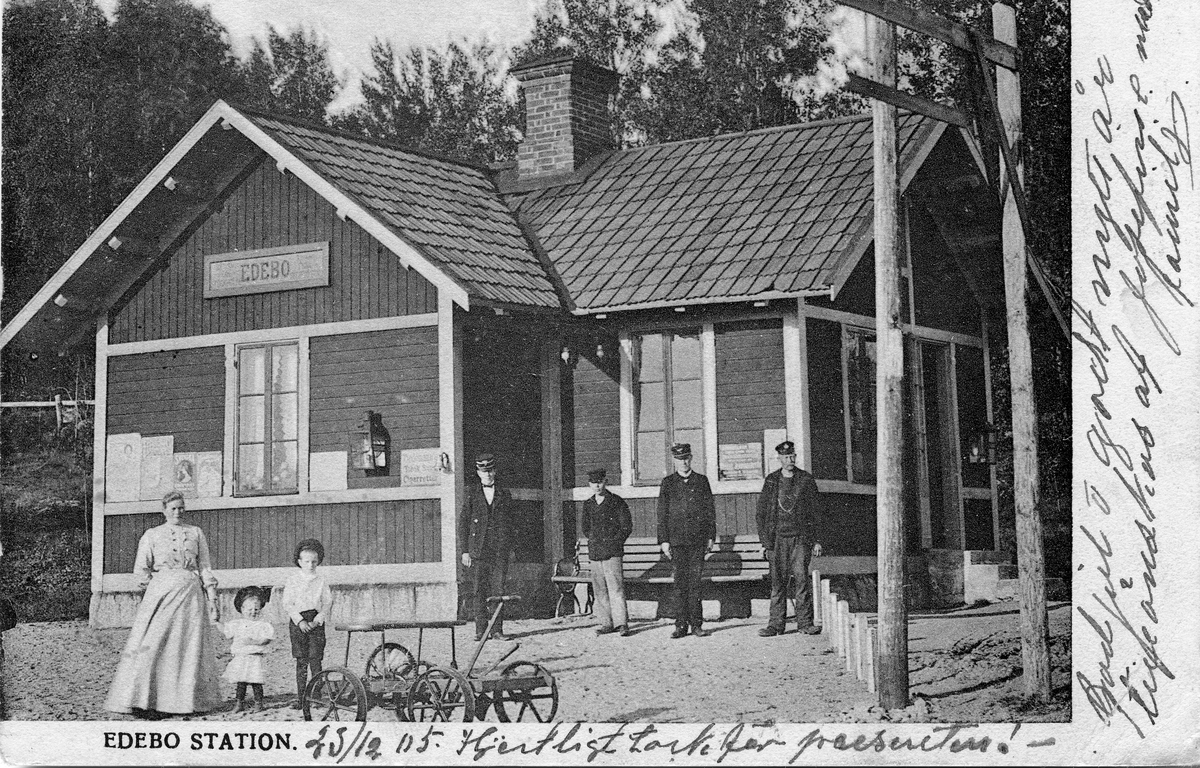 Järnvägsstation Edebo.
Hållplatsstuga uppförd 1898, ombyggd 1944.
Vid järnvägsspåret mellan Rimbo och Hallstavik.
Smalspår 891mm.
Eldrift på denna bandel kom 1949.
Persontrafiken las ned 1966.