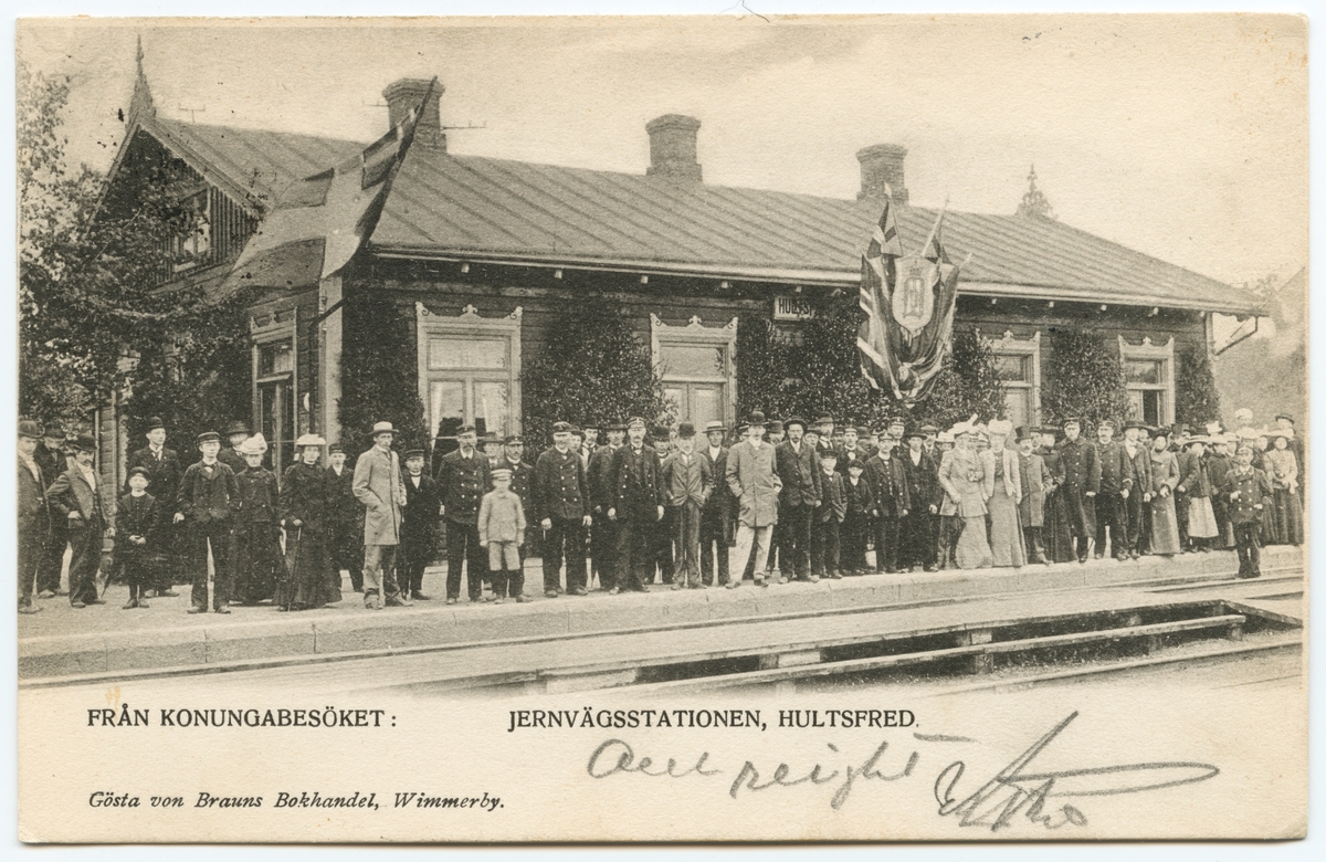 Folksamling på Hultsfreds järnvägsstation vid Kungabesöket.
