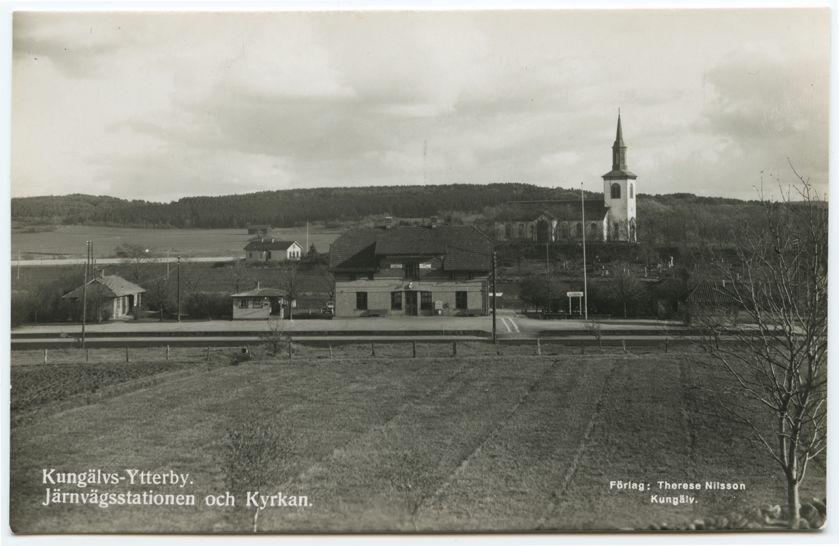 Kungälvs-Ytterby station med kyrkan i bakgrunden.