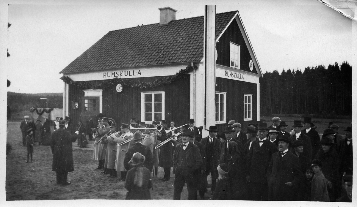 Rumskulla station vid invigningen av banan.
Invigningen var den 10 oktober.