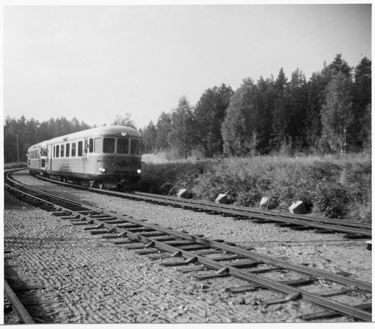 Persontåg vid avgång från Tuna. På linjen mellan Hultsfred och Spångenäs.