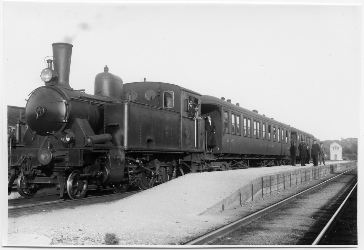 Lysekils järnväg, LyJ, lok 1 med personboggivagn BCo 5 samt person-, post- och resgodsvagn, BDF 1 i Munkedal.