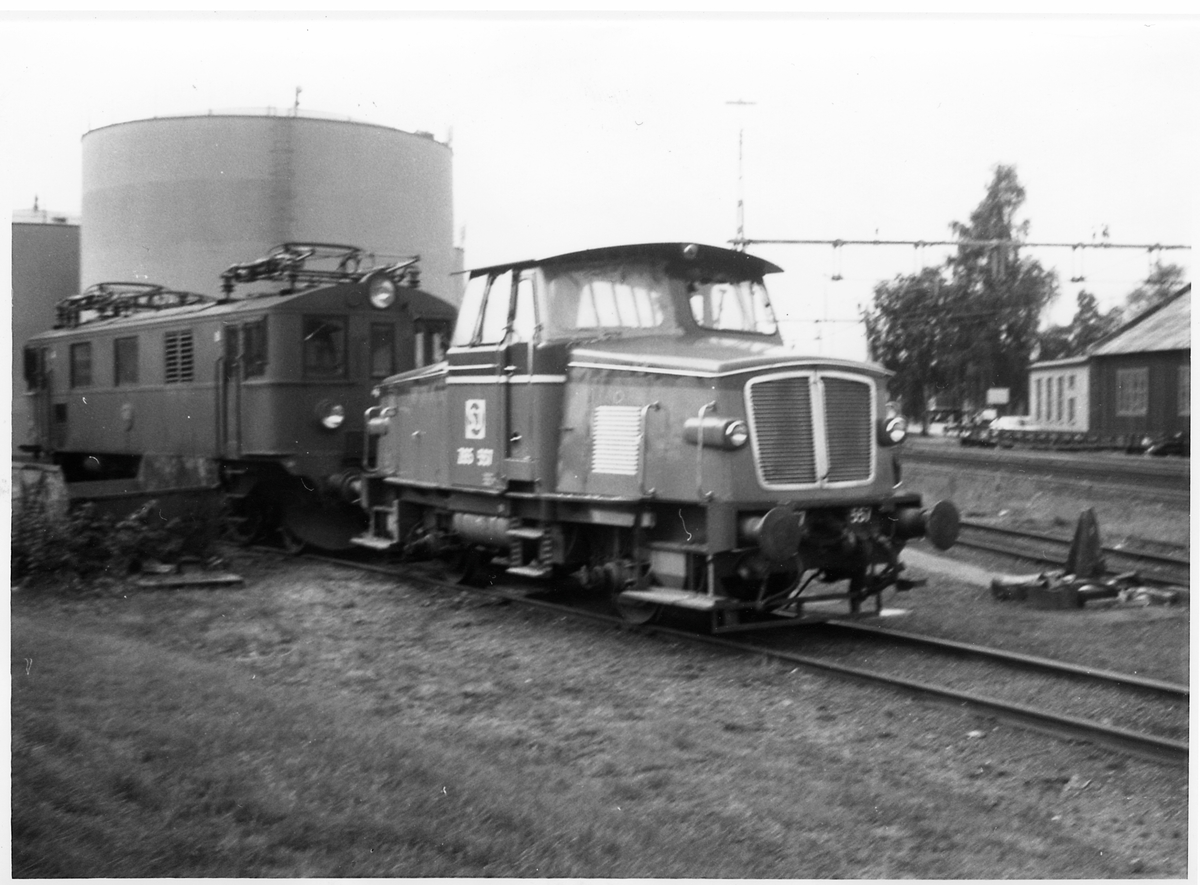 Statens Järnvägar, SJ Z65 557 samt SJ Du2 431, här avställda efter en kollision i Växjö den 27/9 1984.