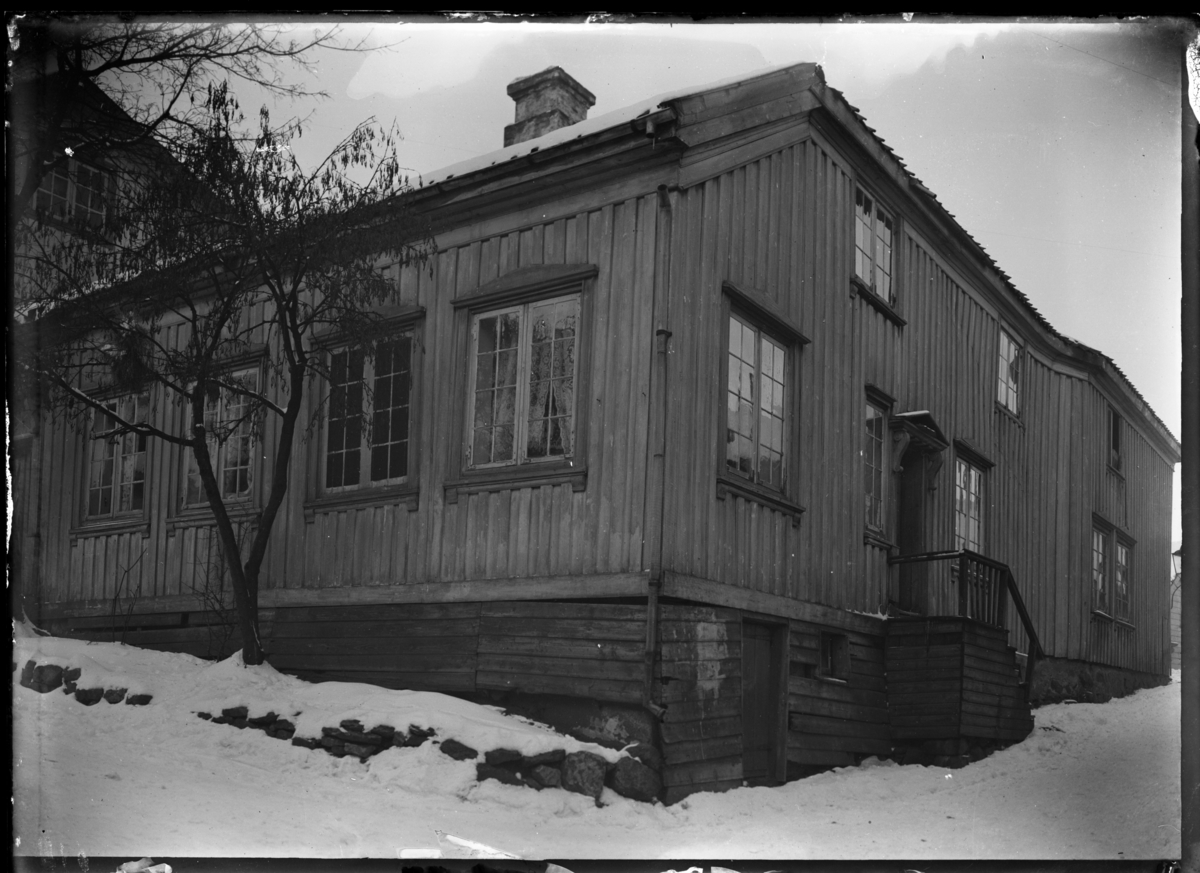 Fotosamling etter arkitekt Wilhelm Henrik Carl Swensen. Eldre hus, Torgbakken 13 Brevik.