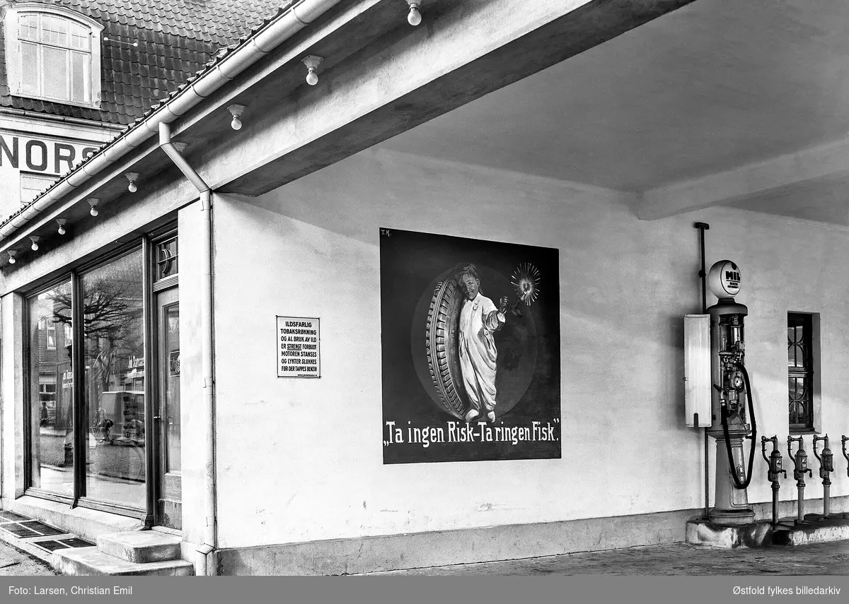 Joh. Stamsaas Automobilforretning i Sarpsborg, eksteriør fra 1935. Reklameplakater for dekk og bensinpumpe.
"Ta ingen Risk - Ta ringen Fisk."