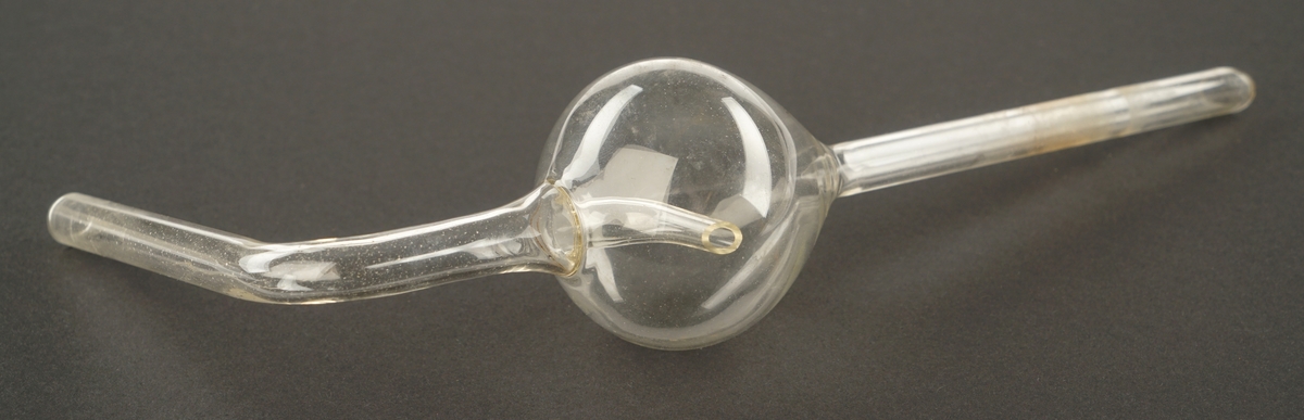 Glasskolbe tilkoblet et vinkelrør og et rett rør