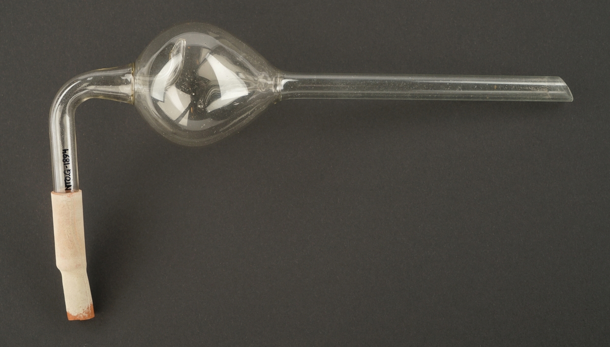 Glasskolbe tilkoblet et vinkelrør med en gummirest og et rett rør