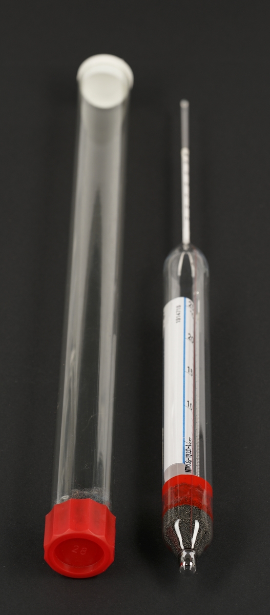 Glasskolbe med målemerker innpakket i gjennomsiktig plastkogger