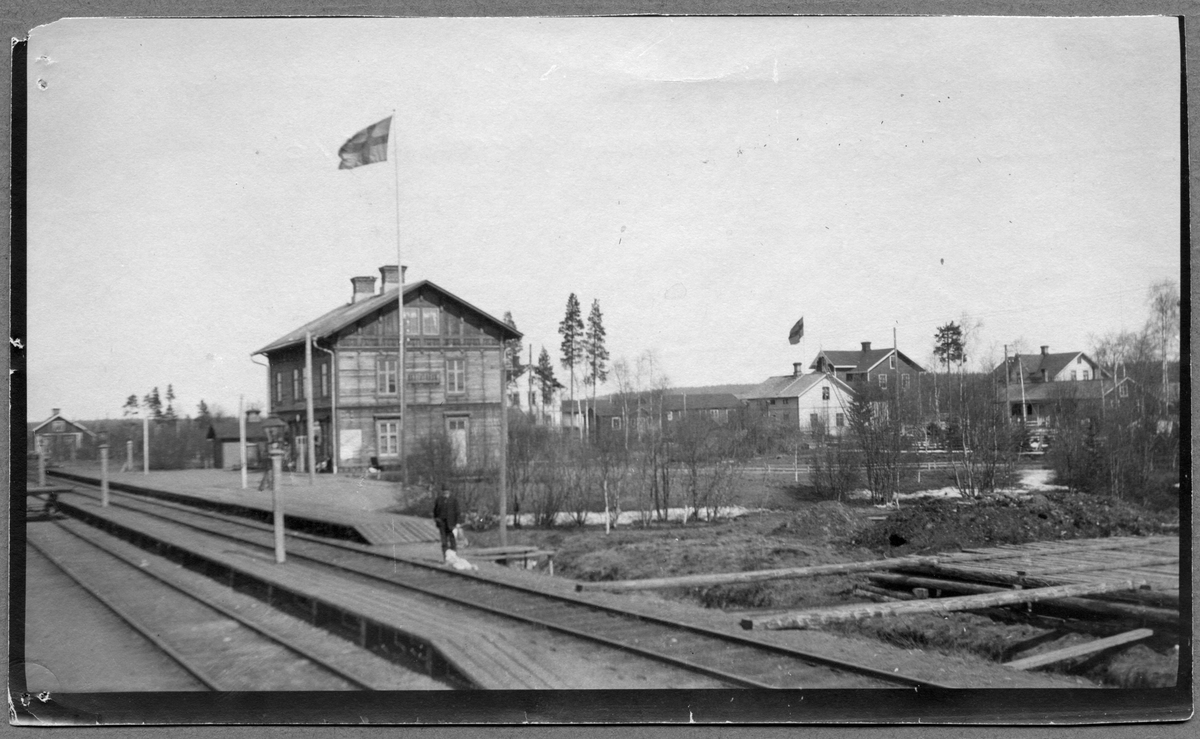 Station öppnad 1894. I samband med Skelleftebanans öppnande tillbyggdes stationshuset 1910, tvåvånings stationshus i trä. Godstrafiken nedlagd 1997.