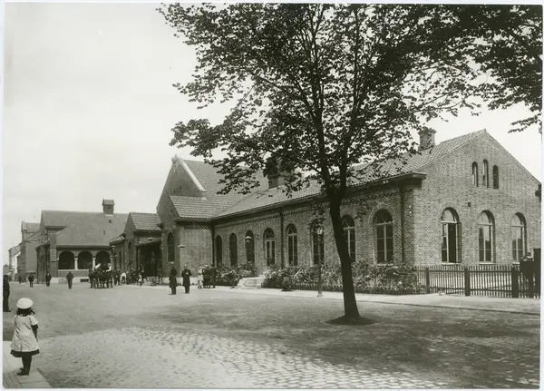 Eslövs Järnvägsstation Byggdes 1863, Och Blev Tillbyggt åren 1903 Och ...