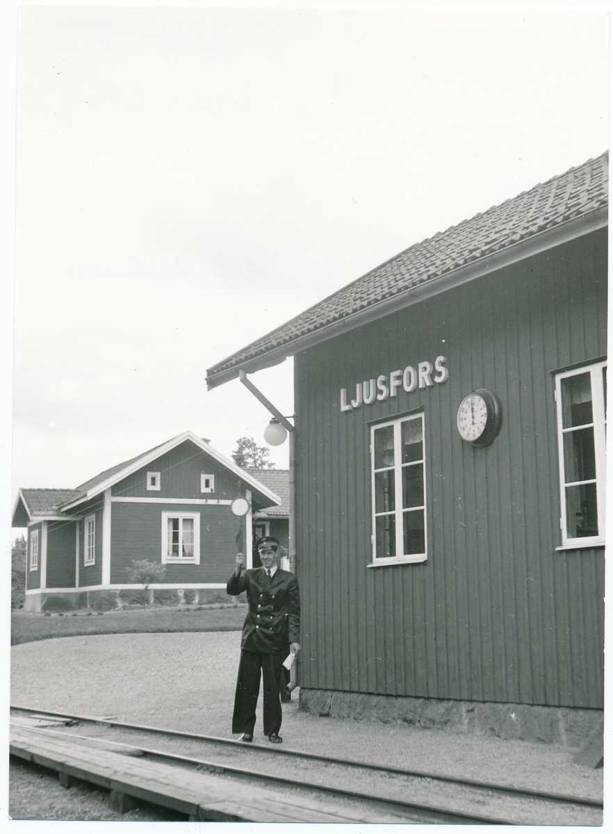 Ljusfors station, Stationsföreståndare Gösta Andersson ger avgång i Ljusfors.