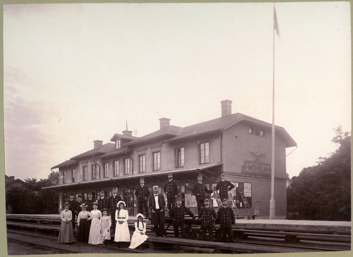 Det första stationshuset byggt som Partilleds första stationshus. Huset rivet 1873. 
Andra stationshuset ,1873, ett större tvåvånings stenhus. Tillbyggdes 1891 i och med MKJs anslutning. Före tillbyggnaden utgjorde det modell för Stehag och Karlskoga stationshus. 
MKJ, Mariestad - Kinnekulle Järnväg