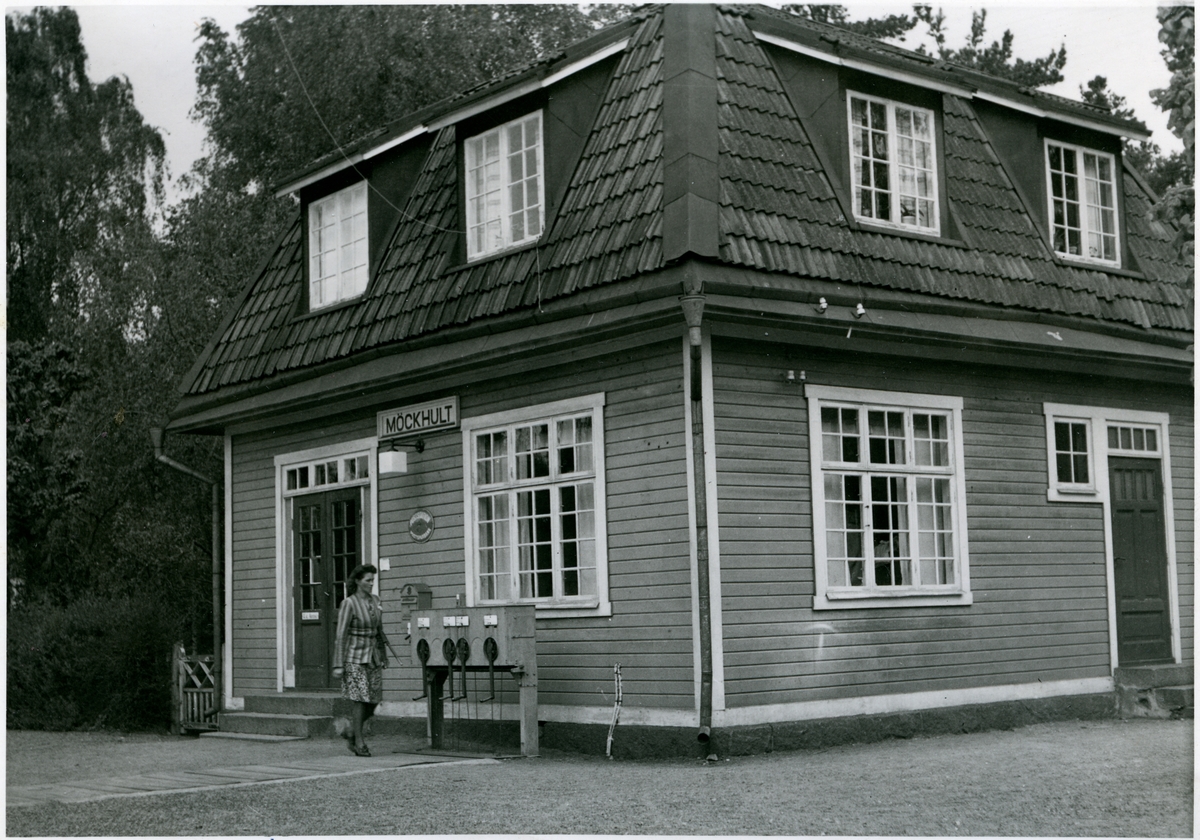 Stationshus uppfört 1910.  
Text på baksidan: Nässjö-Oskarshamn Järnväg, NOJ filmen. Juni 45. Otydbart ord, eventuellt står det Alla och därefter E el G Gustafsson.