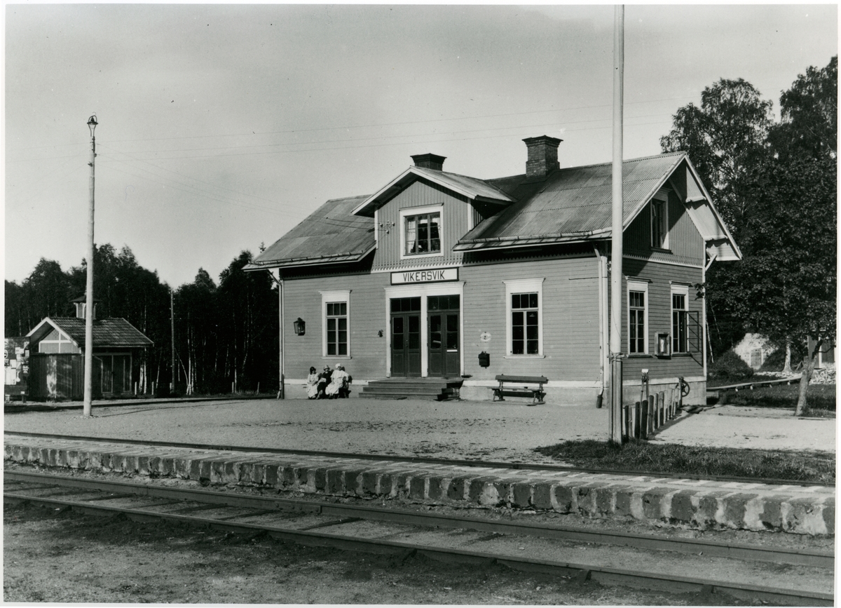 Vikersviks stationshus, någon gång på 1920-talet.