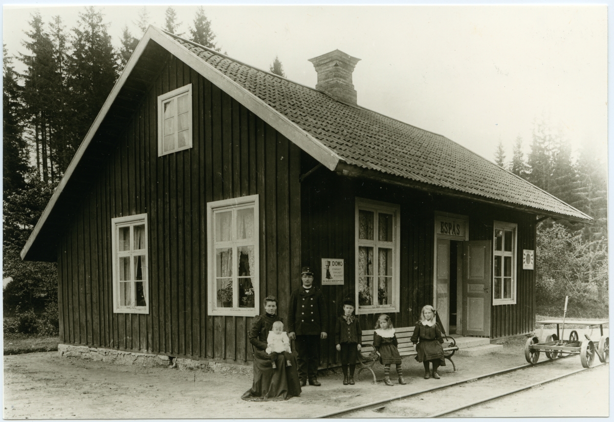 Stins med familj vid Äspås station, år från 1900 till 1920-tal.