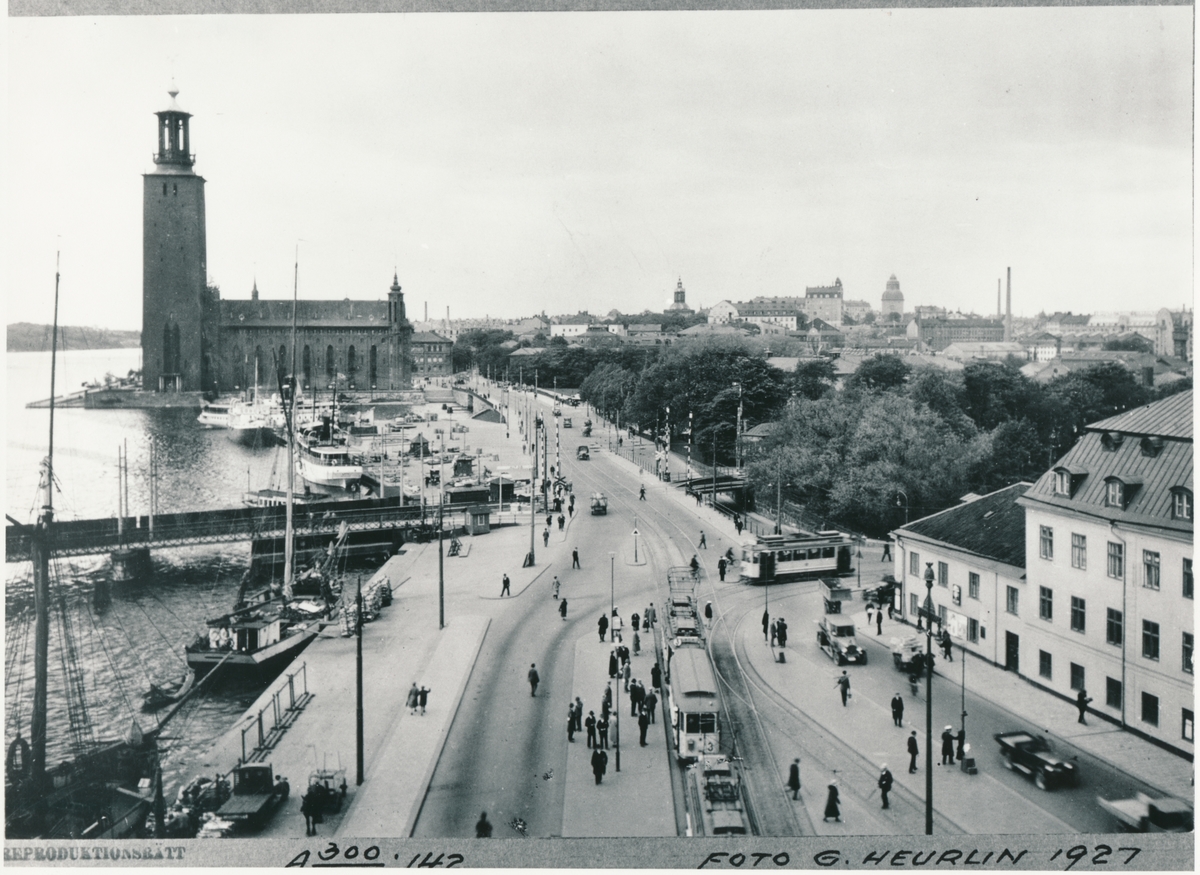 Stockholm. Järnvägsbron över Norrström och från Tegelbacken. På linjen mellan Stockholms C och Riddarholmen. Stadshuset i bakgrunden.