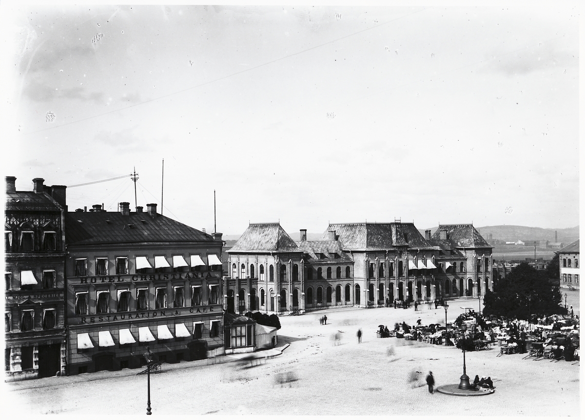 Drottningtorget och Göteborgs centralstation. Hotell Christiania med restaurang och café