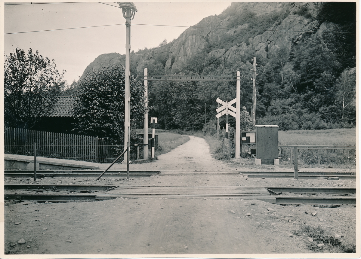 Järnvägsövergång vid Kåhög hållplats. Fotot taget längs med Byvägen i riktning mot samhället. Rakt fram syns Kåhögsberget