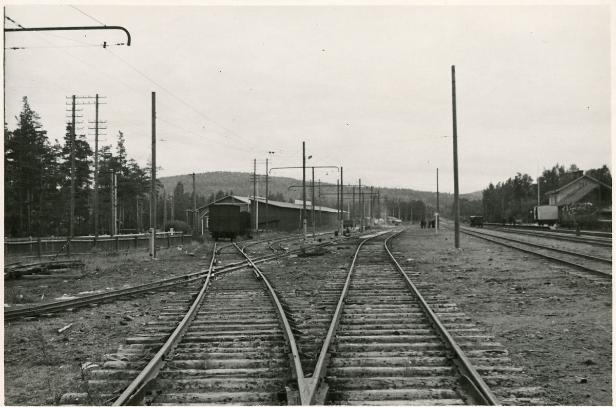 Statens Järnvägar, SJ personal på besök  inför Elektrifieringen.
Klorat- och karbidfabriken hade under ett antal år en smalspårig, 600 mm, elektrisk järnväg mellan industriområdet och järnvägsstationen.