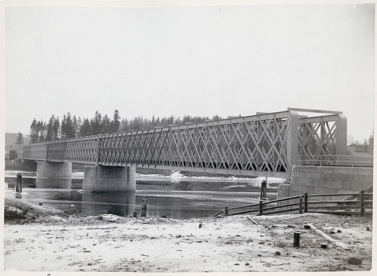 Första bron över Ljusnan på linjen mellan Mårdnäs och Landafors på statsbanan Kilafors-Söderhamn-Stugsund.