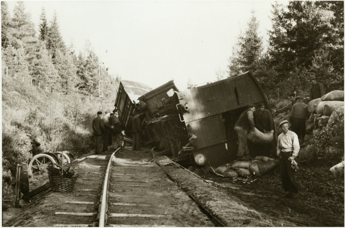Avlastning från godsvagn efter olycka i trakterna av Borås.