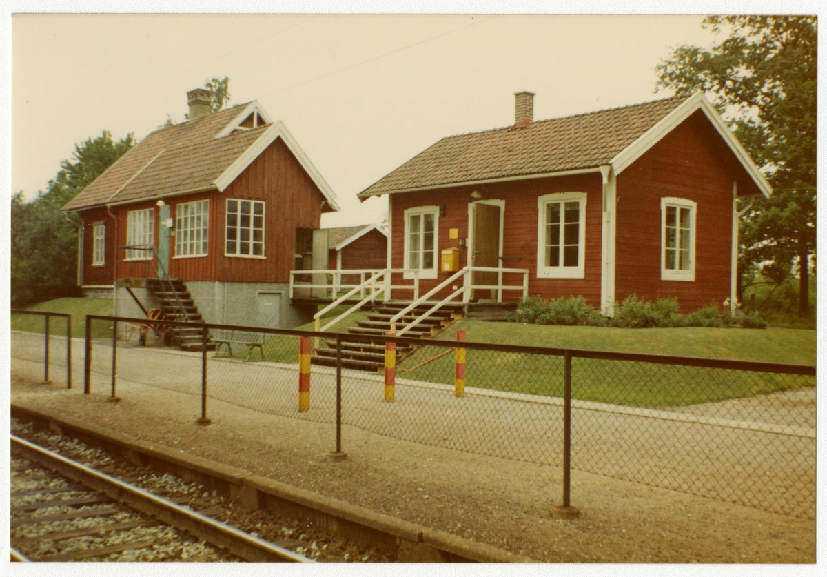 Bergslagernas Järnvägar, BJ, Trafikplats anlagd 1902. Envånings stationshus i trä. Bangården utökades 1920. Mekanisk växelförregling. Ställverksbyggnad invid stationshuset.