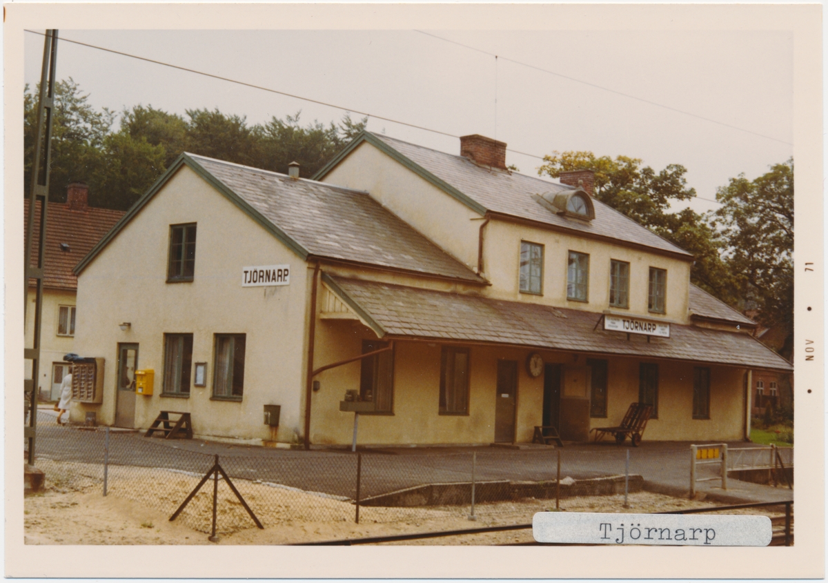 Tjörnarp station 1971. Statens Järnvägar, SJ. Stationen öppnades 1859. Det första stationshuset byggdes 1859 och det andra och nuvarande stationshuset byggdes 1915. Fick dubbelspår 1904. Banan elektrifierades 1933.