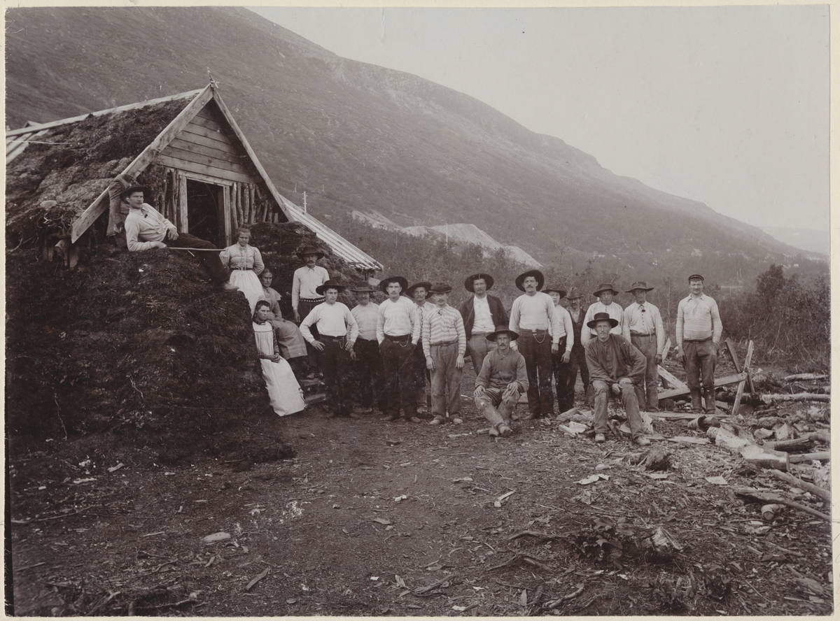 Torvbarack med kockor och rallare på riksgränsen 1900, Nuoljatunneln.