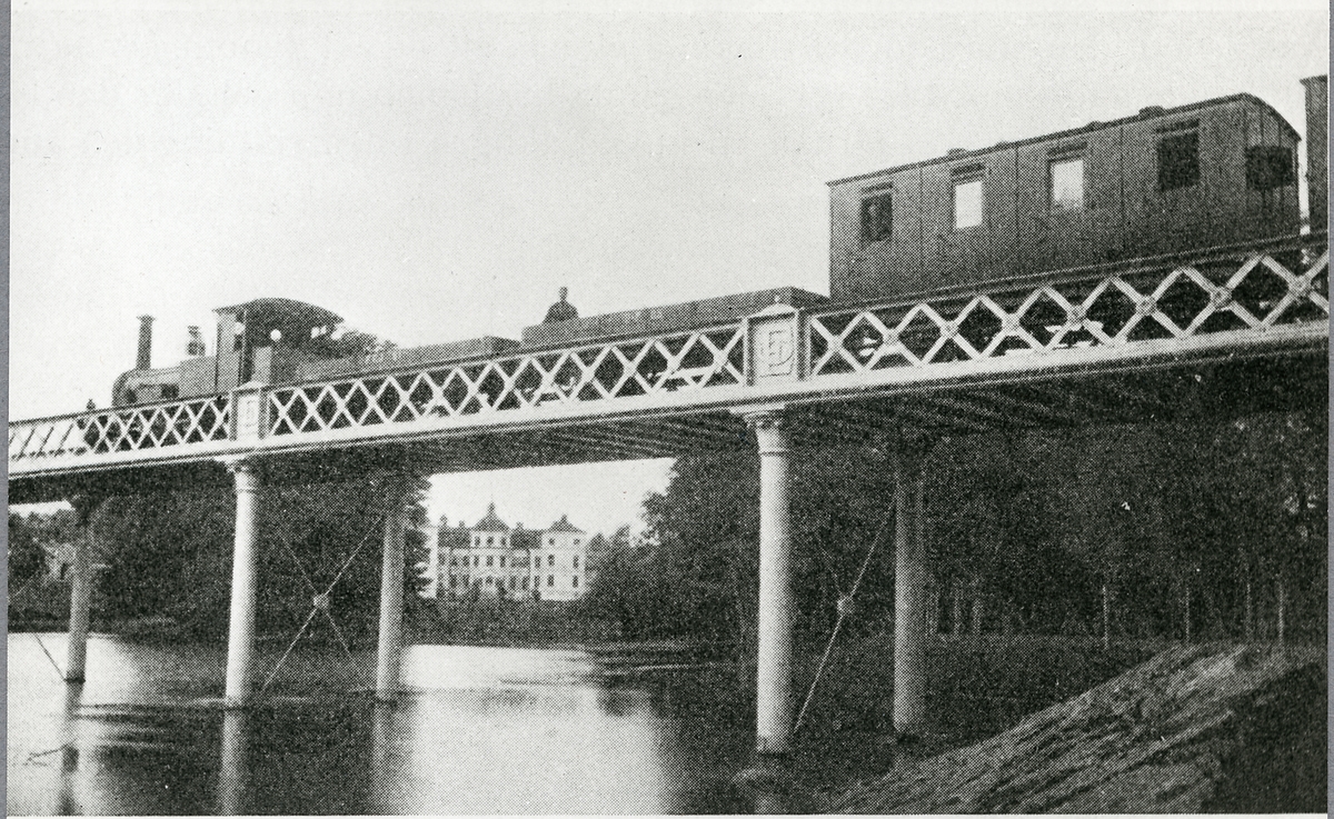 Järnvägsbro över Finspongsån, byggd 1875 efter ritning av Cl. Adelsköld.