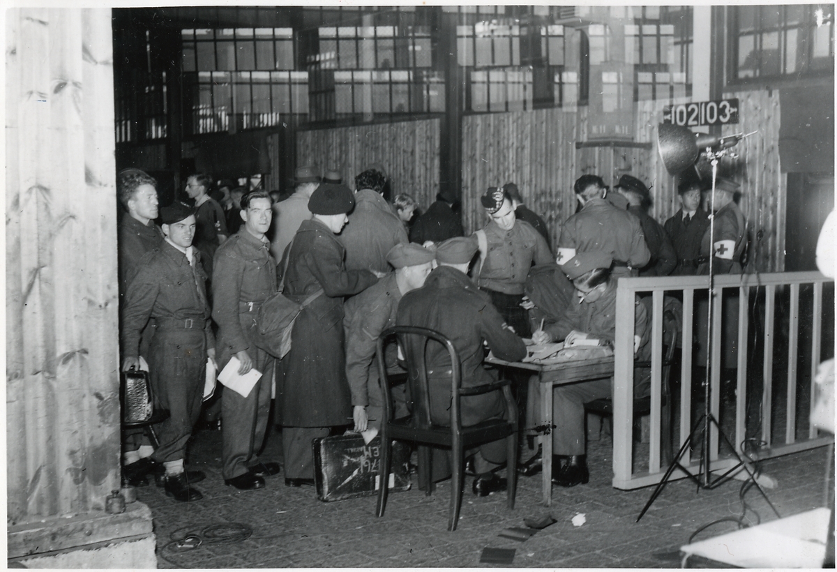 Registrering av allierade krigsfångar i Göteborg inför deras hemresa.