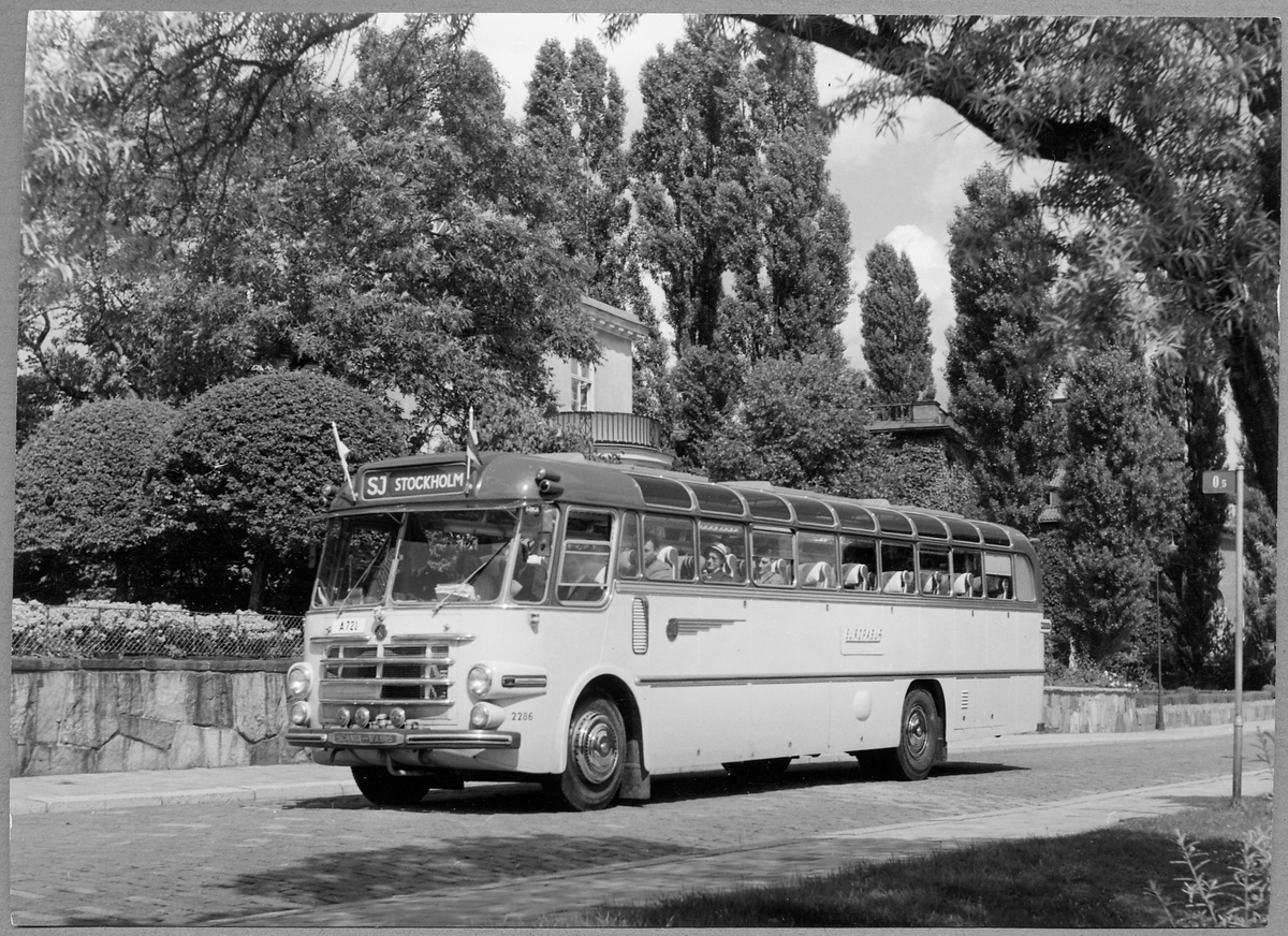 Scania-Vabis B63. AEC Regal MK III B1 turistbuss. (AB Linjebuss International). Statens Järnvägar, SJ buss 2286.